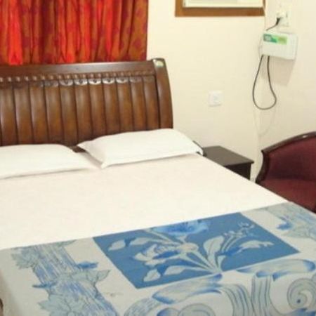 Lloyds Guest House, North Boag Road, T. Nagar Ченай Екстериор снимка
